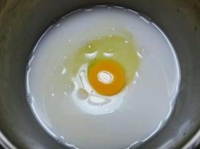 打入一个鸡蛋搅拌均匀