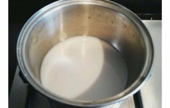 椰汁和白糖小火煮至溶解即可