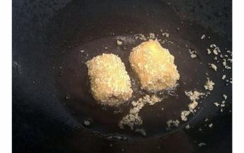 锅内倒入适量油  中小火煎炸即可