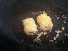 锅内倒入适量油  中小火煎炸即可