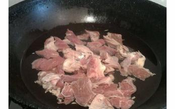 牛肉切小块   冷水下锅焯一下水