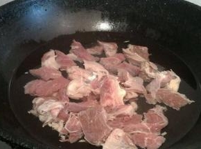 牛肉切小块   冷水下锅焯一下水