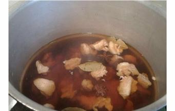 放入高压锅中倒入一半的水   加入料酒  酱油   盐   香叶  八角   干辣椒小火炖半小时