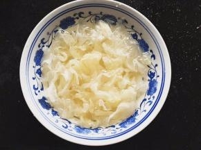 将银耳撕碎提前浸泡三小时