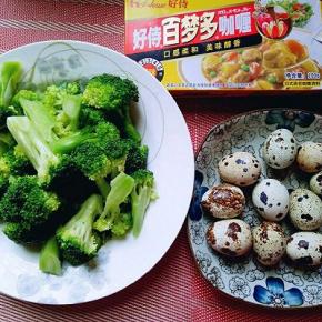 准备食材:西兰花切小朵，鹌鹑蛋煮熟。