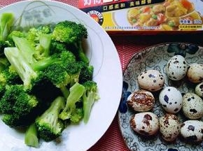 准备食材:西兰花切小朵，鹌鹑蛋煮熟。