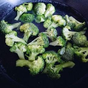 西兰花焯水，水烧开后加入切好的西兰花，捞出过冷水。