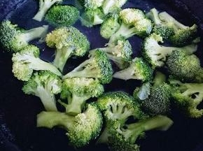 西兰花焯水，水烧开后加入切好的西兰花，捞出过冷水。