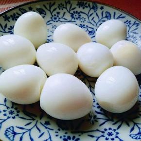 鹌鹑蛋煮熟后过冷水，把皮剥掉。