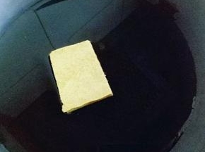 锅中加入两小碗清水，放入咖喱。大火烧开至咖喱融化。