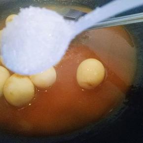 咖喱融化后加入鹌鹑蛋，加入糖。