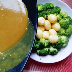 把西兰花摆盘，鹌鹑蛋捞出放在盘子中间，把做好的咖喱汁淋在上面即可。