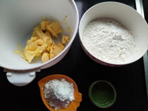 黄油切小块室温软化，盐放水里融化，高筋面粉、低筋面粉和玉米淀粉混合过筛