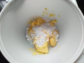 糖粉倒入黄油里，打发黄油，体积变大，颜色变白