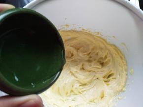 把盐水加入黄油里，再进行打发均匀