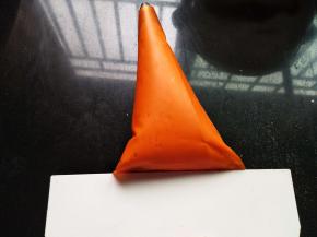 裱花嘴套入硅胶裱花袋，把面糊装入裱花袋，用刮刀把面糊往前推，排出空气