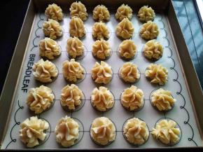 挤出花型（挤的同时预热烤箱中层上下火120℃）