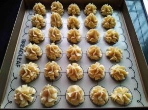 挤出花型（挤的同时预热烤箱中层上下火120℃）