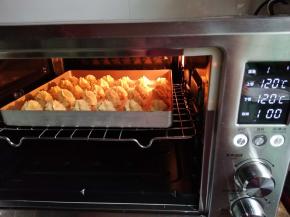 烤箱中层上下火120℃烤60分钟，低温慢烤