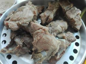 用开水将排骨绰一下