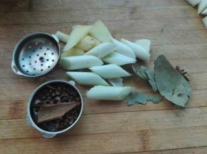 准备葱段，香叶，陈皮，花椒，八角，姜片
