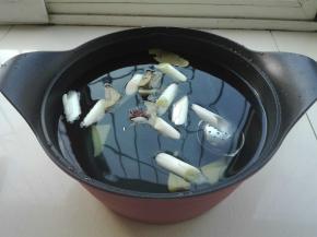 将上述材料放入装冷水锅中