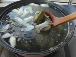 放入绰好的骨头，放入适量盐，转小火熬炖