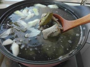 放入绰好的骨头，放入适量盐，转小火熬炖