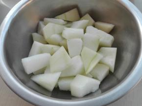 提前冬瓜去皮切滚刀块