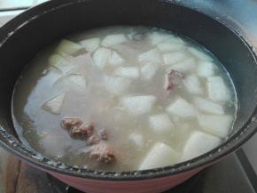 放入切好的冬瓜，继续小火炖