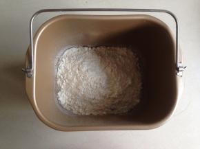 将水、糖放进面包桶内，加入面粉