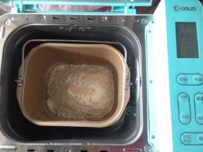 在面粉顶端加入酵母，将面包桶放入到东菱面包机内。没有面包机可以手揉面团，须将酵母提前溶于水里。