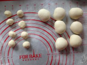 将面团取出，揉搓排气。然后分成10个25克和10个5克的面团，滚圆