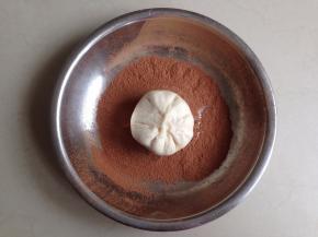 将光滑的一面放入到装有可可粉的盘里，使表面和侧面都粘上可可粉