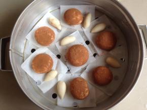 醒发20-25分钟。然后冷水上锅，大火转中小火蒸10分钟即可，蒸好后关火，继续焖3分钟才开盖