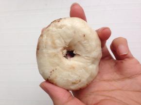 蒸好的包子，用筷子在下面戳个洞