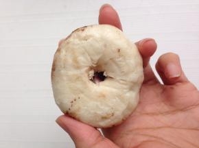 蒸好的包子，用筷子在下面戳个洞
