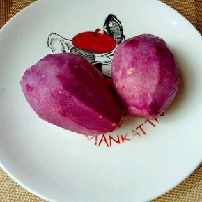 紫薯去皮，洗干净。