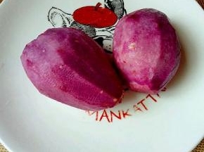 紫薯去皮，洗干净。