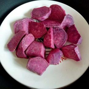 切小块，隔水蒸熟。