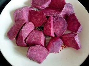 切小块，隔水蒸熟。