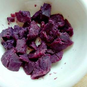 蒸熟的紫薯压成泥，也可以用料理机。