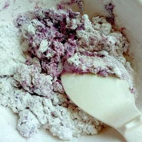 加入糯米粉，淀粉。揉成团。