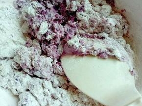 加入糯米粉，淀粉。揉成团。