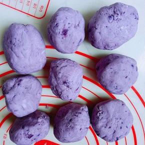 面团分成9等份。每个约40g