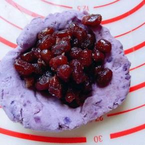 取一小块面团，用手掌心压扁，包上蜜豆。收口朝下。