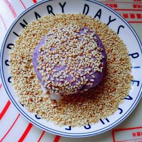 包好的饼沾满芝麻，依次做完。