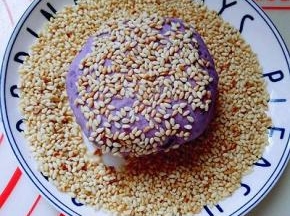 包好的饼沾满芝麻，依次做完。