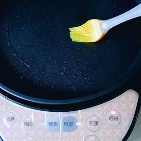 电饼铛启动烙饼功能，刷少许油。