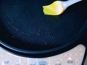 电饼铛启动烙饼功能，刷少许油。